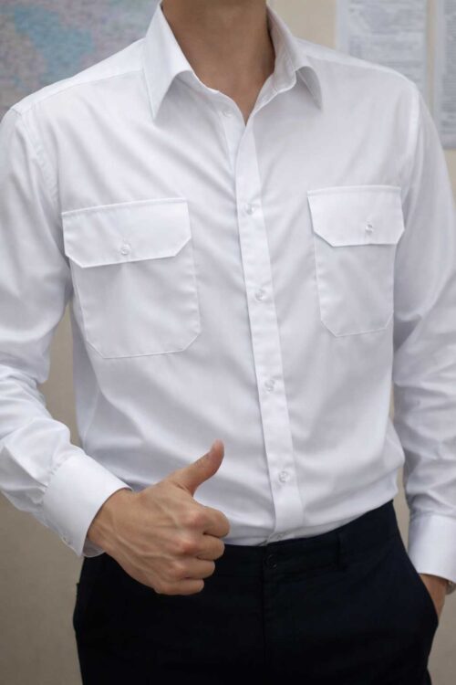 Біла чоловіча сорочка з логотипом на замовлення. Пошиття корпоративного одягу та машинна вишивка на сорочках.